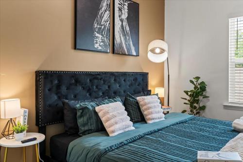 3BR Townhouse King Bed Backyard Airport