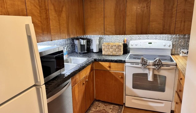 3BR Townhouse Sleeps 8 with En-Suite Master, Pool, Deck and In-Unit Laundry