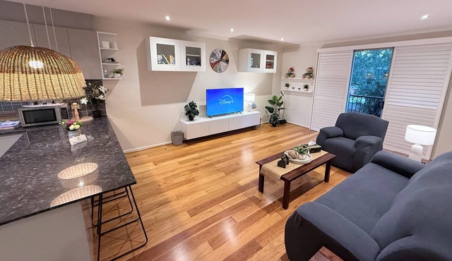 3BR Townhouse w LivingRm Kitchen Laundry Parking Trams Highpt 6min City 18min