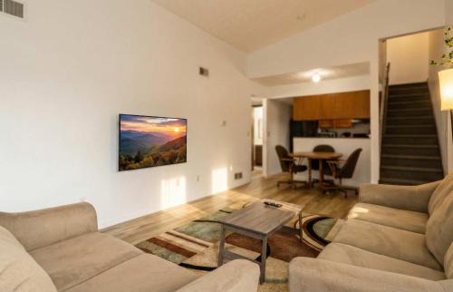 3BR Townhouse with Free Parking Near Downtown Ohio