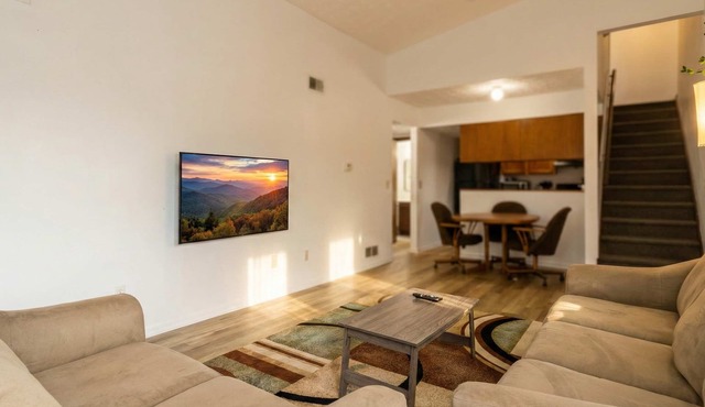 3BR Townhouse with Free Parking Near Downtown Ohio