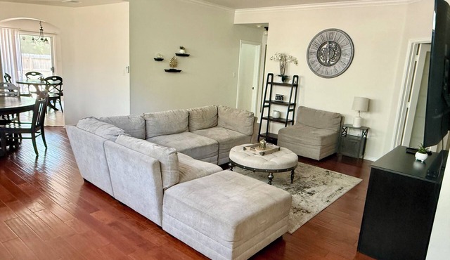 3BR Townhouse with pool in Medical Center