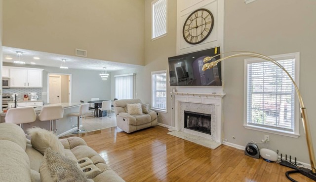 3BR w/Backyard Airport and Downtown Six Flags
