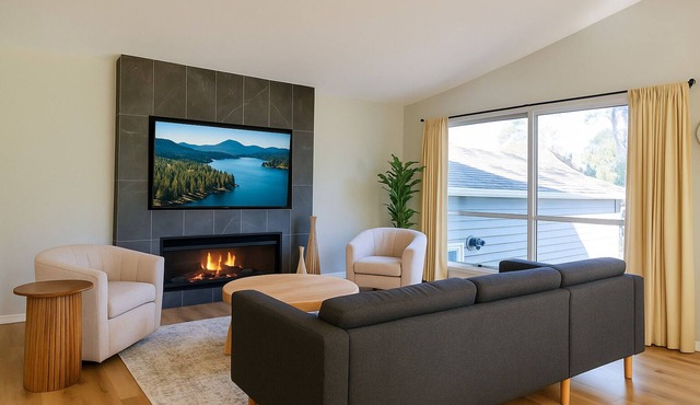 3BR w/Fireplace 7 Min to National Sports Center Pet-Friendly Quiet Area