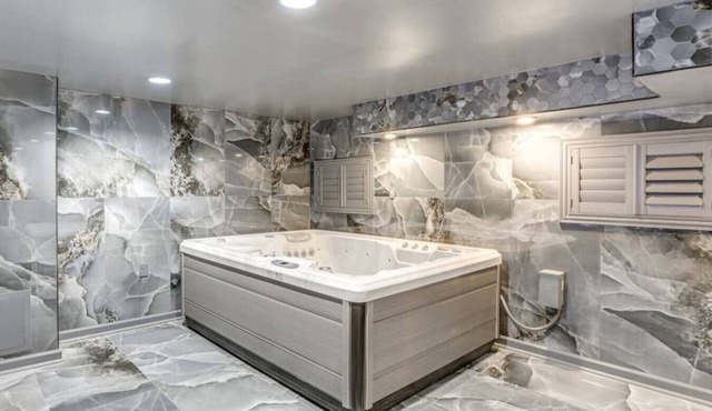 3BR w/Hot Tub + 2 King Beds