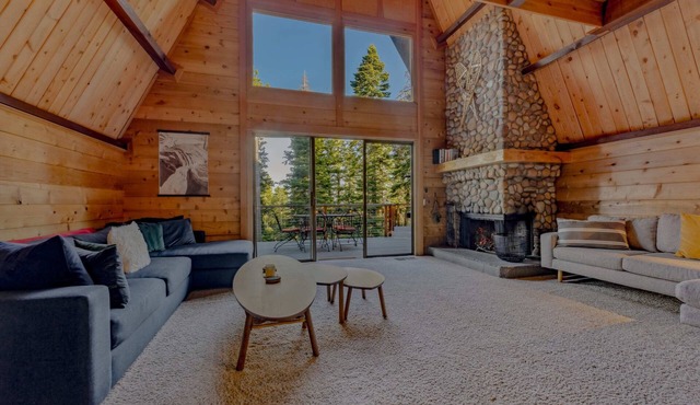 3BR w/Sauna & Lake Views, 2 miles to Beach