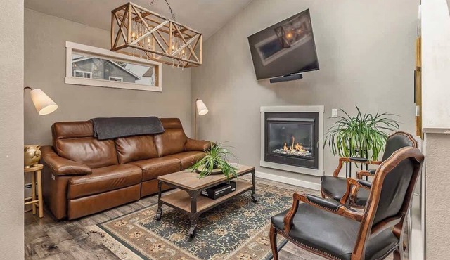 3BR w/Views Trails/Airport