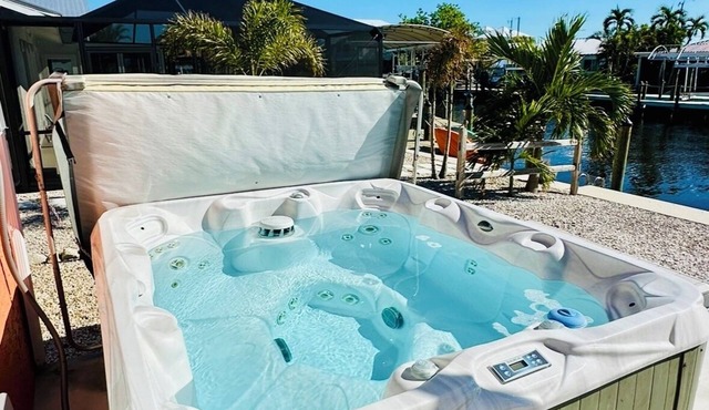 3BR Waterfront townhome Matlacha with hot tub, boat dock WiFi, bikes and kayaks