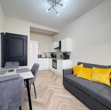 3BR West End Flat w Free Parking