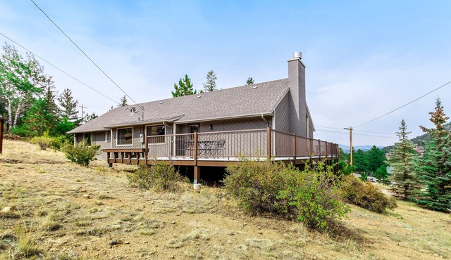 3BR with Epic Mountain Views and Huge Deck!
