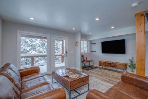 3BR with Mountain Views on FREE Bus Line