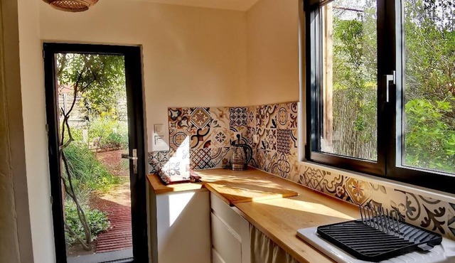 3km from the Salagou lake, charming 30m2 studio + garden with view of the red rocks