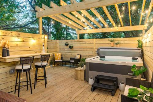 3mi to Downtown Hot Tub Fire Pit