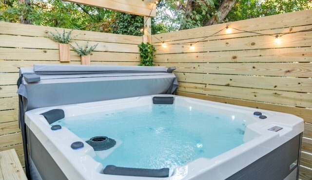 3mi to Dwtn | Hot Tub & Fire Pit