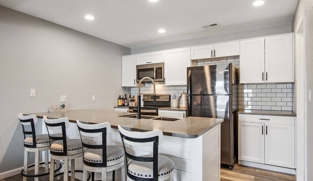 3MM, fully remolded, main channel lakefront with pool