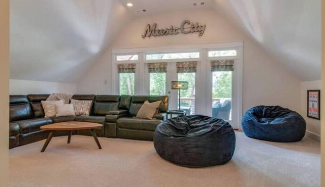 3mn to everything Nashville! Comfortably sleeps 12