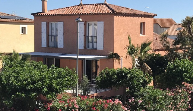 3mn walk from the beach, VILLA 5 bdrms in private residence between SEA and POND