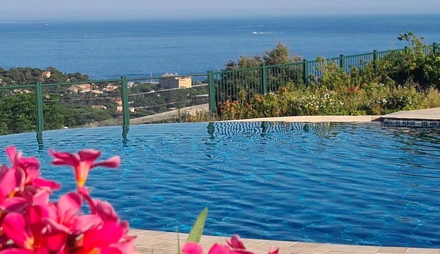 3P air-conditioned* house with sea view, terrace/garden, swimming pool, tennis court