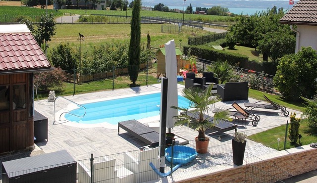 3pc apartment with independent entrance, swimming pool, jacuzzi and garden.