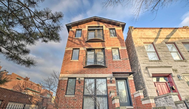 3rd-Floor Chicago Condo: Walk to CTA Stations!