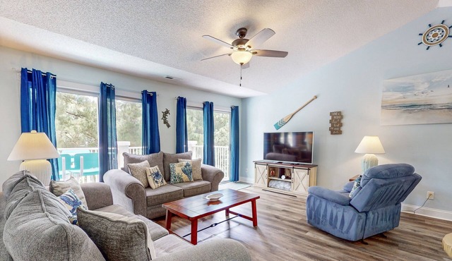 3rd floor condo & studio with streaming, kitchen, kitchenette, balcony, W/D