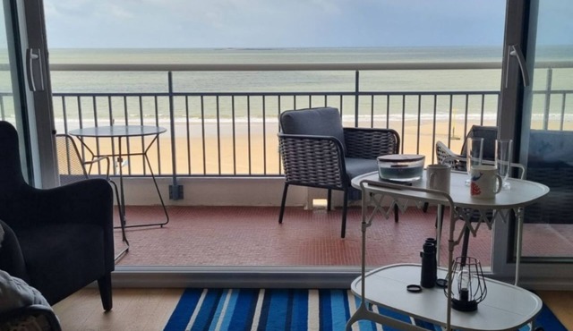 3rd floor, sea-facing, in the middle of the bay of La Baule