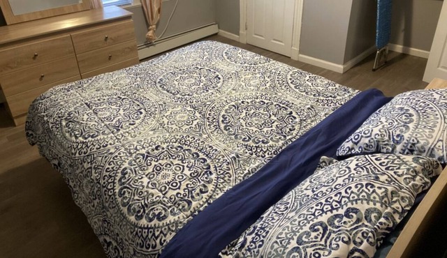 3rd flr Quaint & cozy Two Bedroom apt Close to NY- American dream Mall and more.