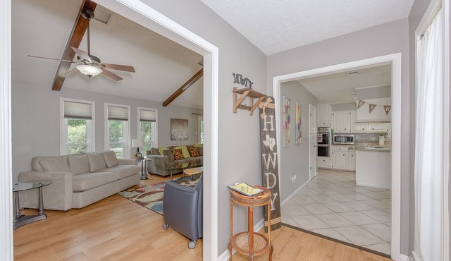 3rd NIGHT FREE! Sleeps 9 ! HUGE living area & deck.