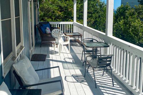 3rd-row beach cottage with ocean views, beach access, deck, & grill