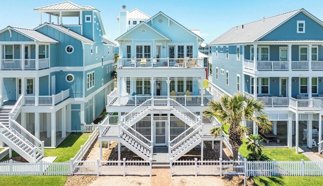 3rd Row in Beachside Village - Elevator, 4 Decks, 2 Suites, 9 Miles to Downtown