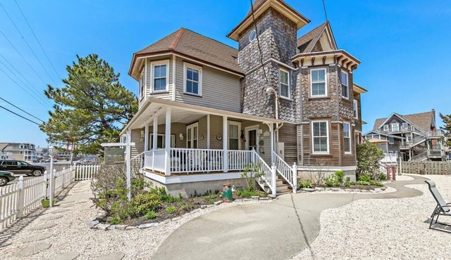 *3rd to Beach*Summer Weeks Available: *Clean*UPDTDVictorian*Across Veterans Park