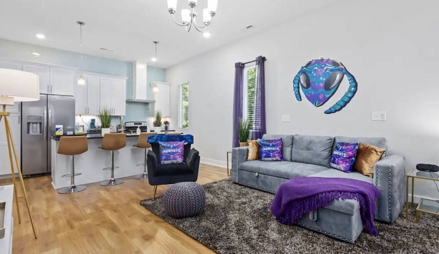 3rd ward beauty: 2 kitchens, 2 living rooms, Great space for large groups!