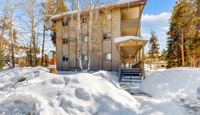 3rdf-floor condo next to rec center with indoor pool, hot tubs, gym, fireplace
