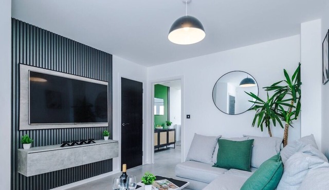 3x Bedroom House (Sleeps 6) w. Parking