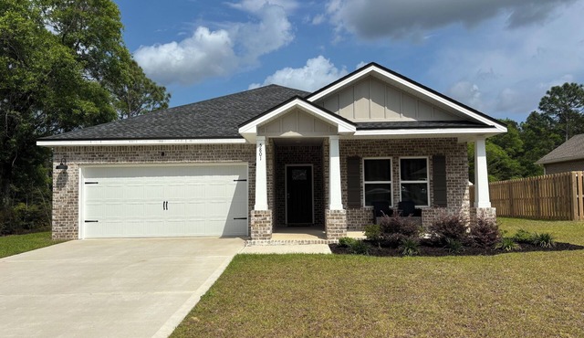 4.0 Mi. to North Crestview 3-bedroom house, close to Base, Airport and Beach.