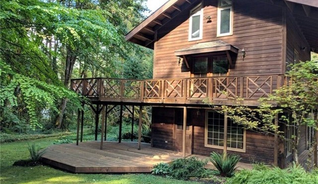 4,000 sq ft Mt. Baker Ski Lodge, sleeps 21, walk to town, brand new hot tub