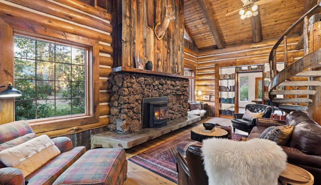 4,100 sf Luxe Log Cabin on the Creek. - 2 ensuites, Kid Friendly, AC, Slps 18
