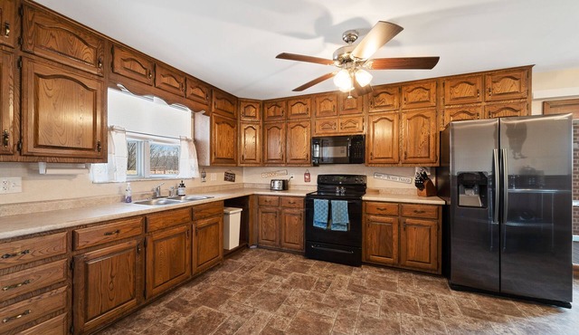 4-12 Guests! 4 bed / 2 bath - Central Missouri - Close to Interstate70 & Hwy 54!