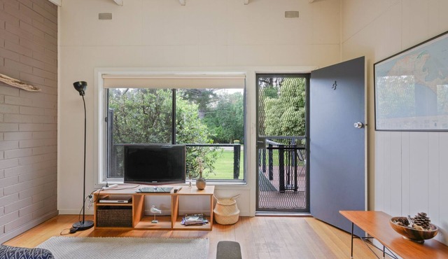 4/2 Honeysuckle Grove, Silverleaves - short stroll to cafe and beach