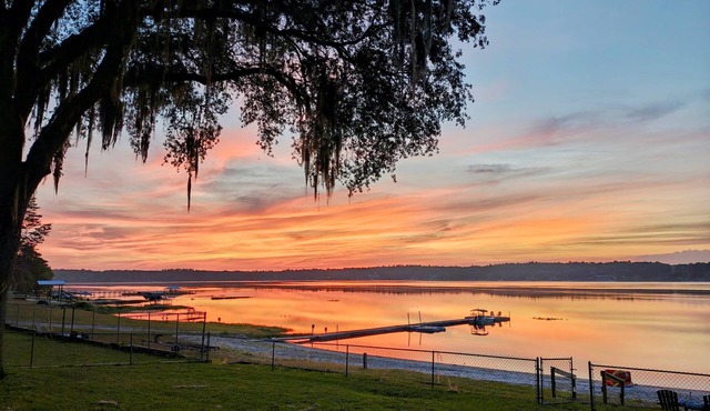 4-2 Lakefront home on Crystal Lake- fish off the dock, kayak, enjoy back porch!