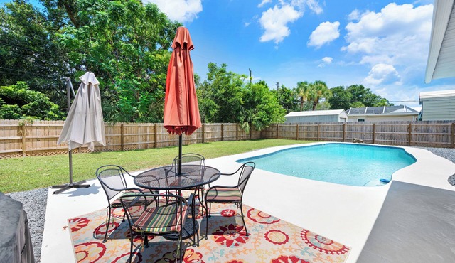 4/2 pool home. Close to Cocoa Village, USSSA, Kennedy Space Center, Cocoa Beach