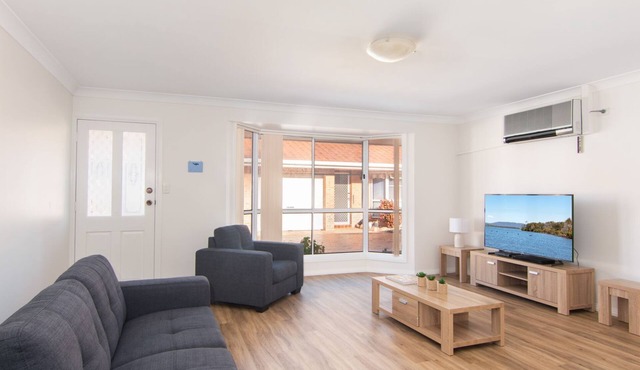 4/27 South Street. Renovated three bedroom villa.