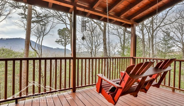 4/3.5 bath sleeps 8, pet friendly-fenced yard, WIFI, HOT TUB