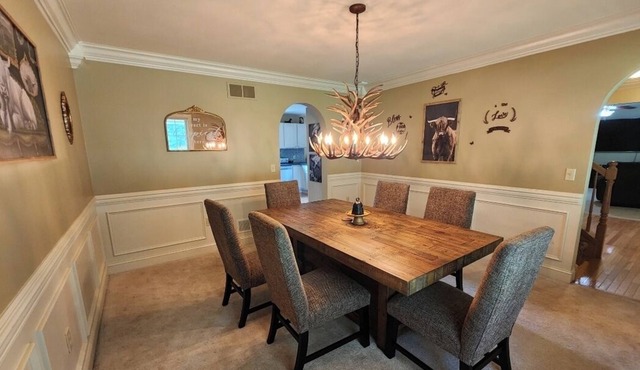 4/3.5 country home 5 minutes from town. Bring your family and enjoy!