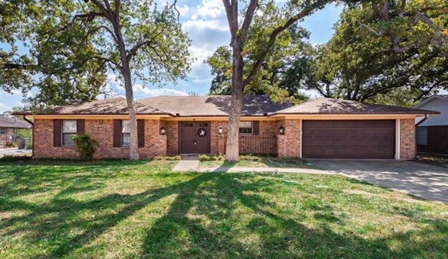 4/3 Heart of Aggieland, NEWLY AVAILABLE , Pool Table, HUGE Yard