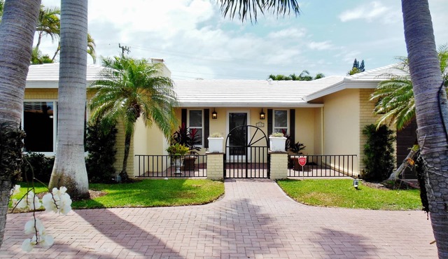 4/3 House with Beautiful Pool/Tropical Paradise/Short Walk to Beach/Restaurants