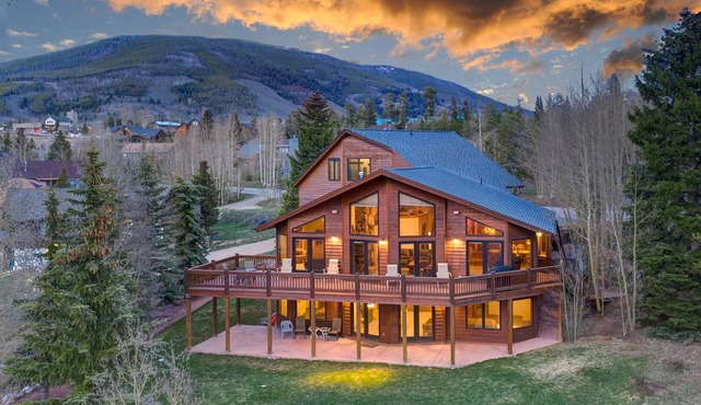4,366 sq ft Beautiful 6 Bedroom Home Next to Lake Dillon and the Best Skiing