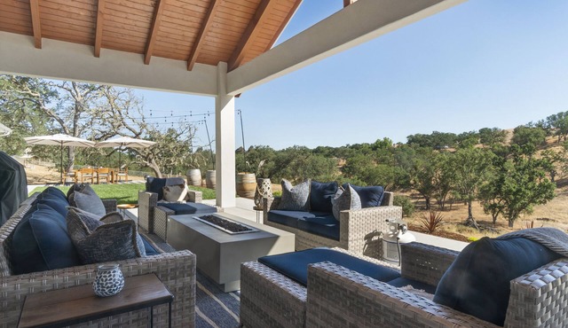 4.5 Acre Farmhouse in Wine Country w/Hot Tub