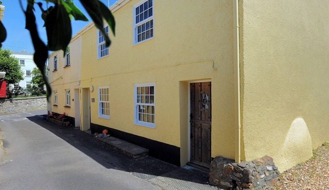 4/5 GEORGES SQUARE, pet friendly, with open fire in Lyme Regis