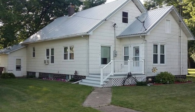 4.5 miles to Twin Lakes, small town, pets welcome